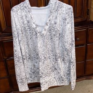 Long sleeve hoodie, pocket in front center